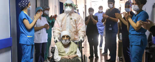 107 years old patient leaves the hospital in Istanbul after COVID-19 treatment