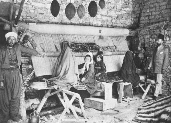 Photo of Turkish loom and weavers from 1908