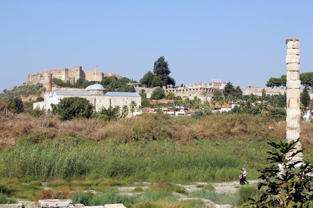 The Seven Churches Today: Modern Names, Locations, and How to Visit Them 4 The single re-erected column of the Temple of Artemis with Ayasuluk Hill, the Isa Bey Mosque and the Ayasuluk Fortress behind it in Selçuk